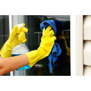 Trabajo disponible de limpieza de casas llamar al 240 540 9682 job image